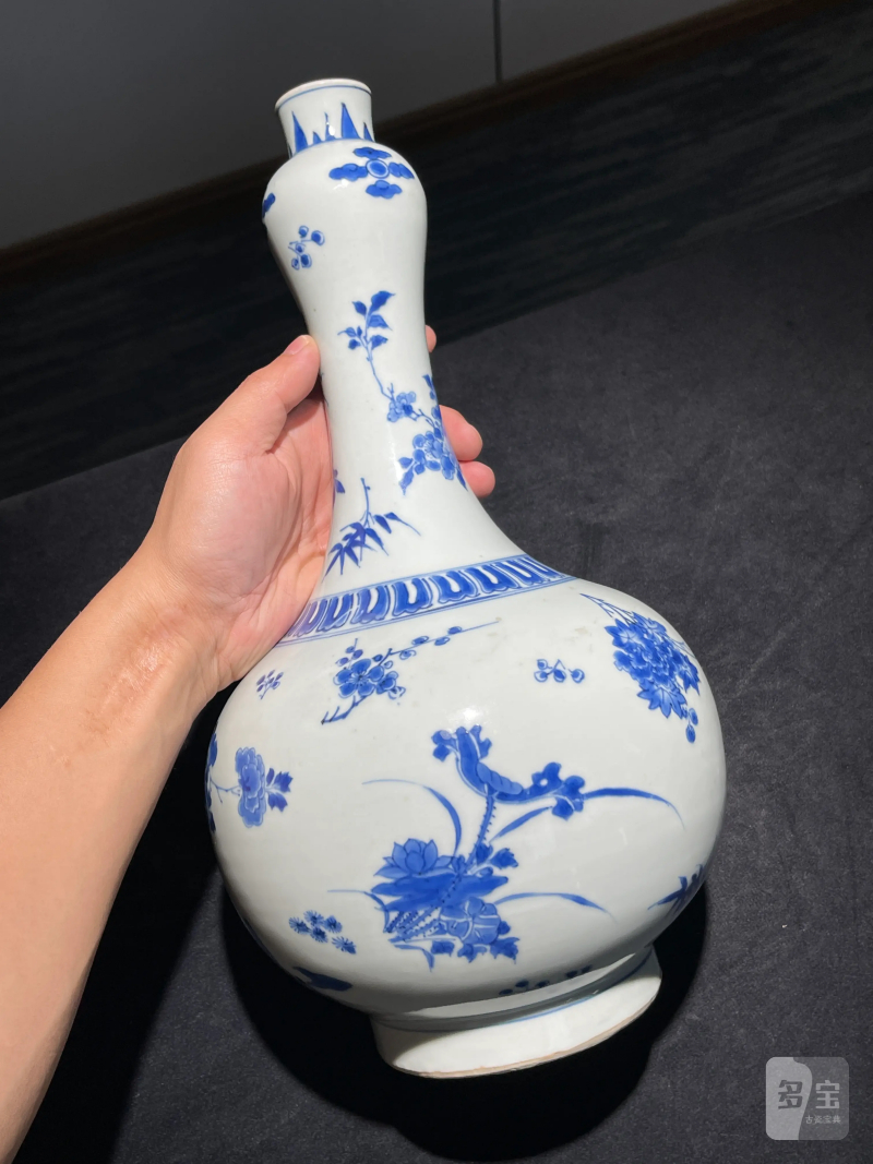 明崇祯 青花折枝花卉纹蒜头瓶 - 图2